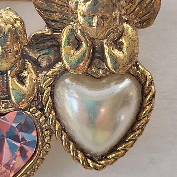1928 Collection Vintage Cherub Heart Brooch with Pearl and Pink Heart Accents - Picture 4 of 6